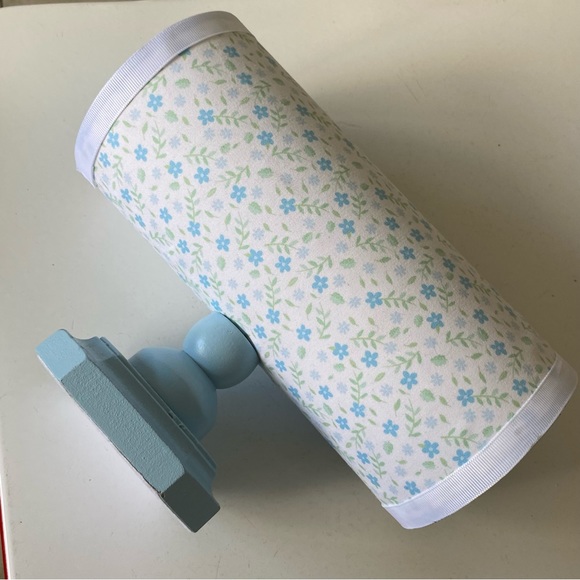 Display Stand Decor - Picture 3 of 4